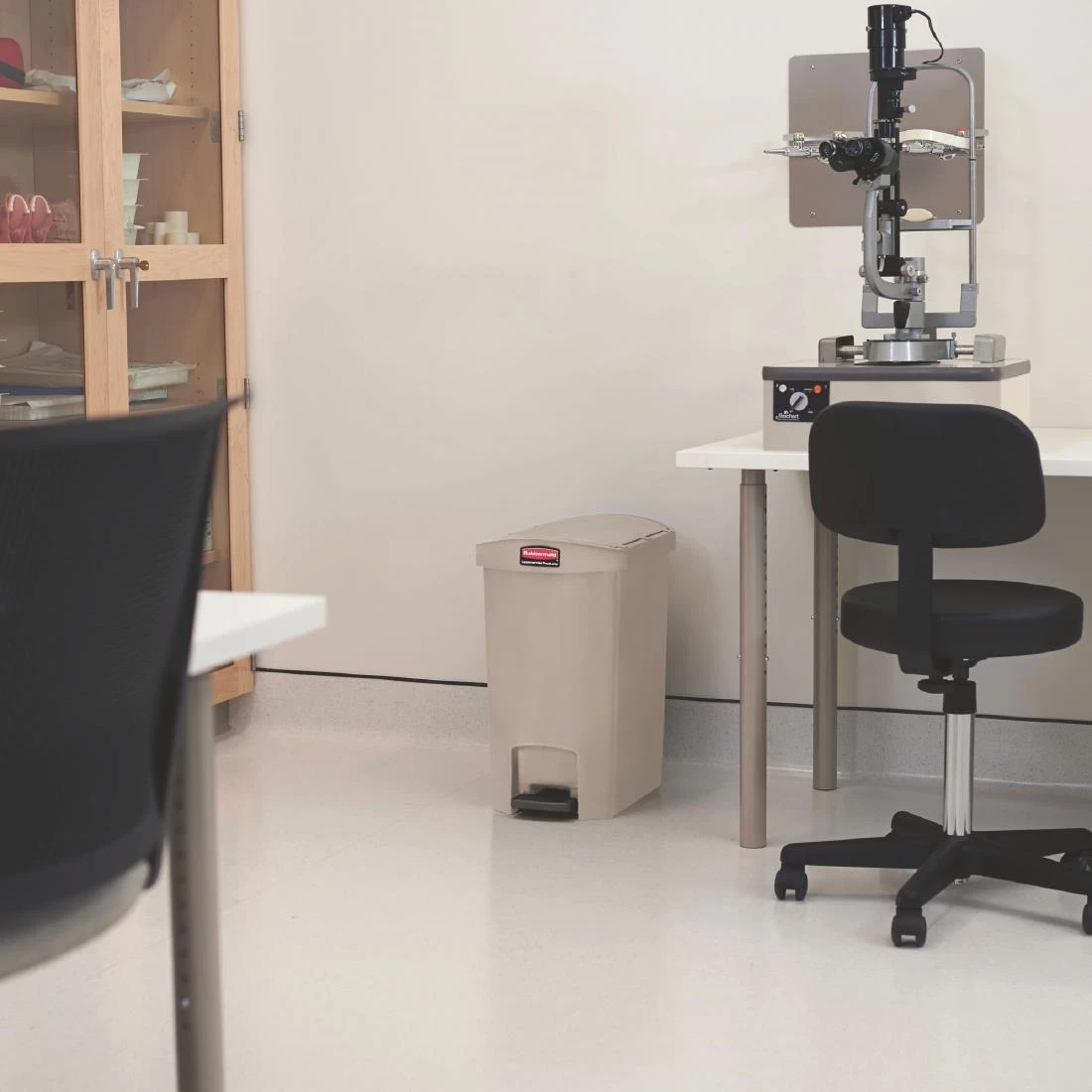 Best deal 🛒 Rubbermaid Slim Jim End Step On Pedal Bin Beige 30Ltr 🛒 3 Best deal 🛒 Rubbermaid Slim Jim End Step On Pedal Bin Beige 30Ltr 🛒 - Image 3