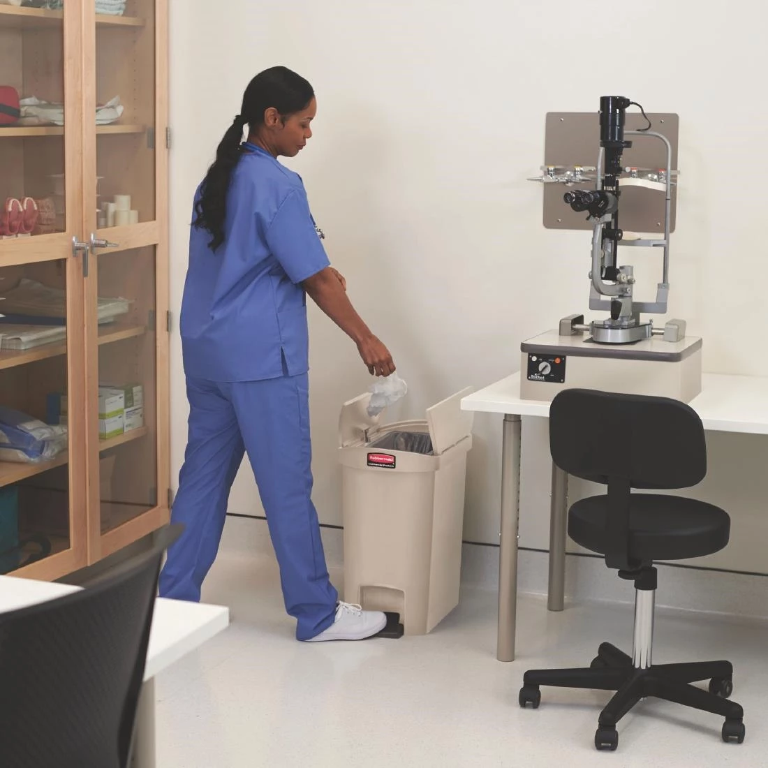 Best deal 🛒 Rubbermaid Slim Jim End Step On Pedal Bin Beige 30Ltr 🛒 5 Best deal 🛒 Rubbermaid Slim Jim End Step On Pedal Bin Beige 30Ltr 🛒 - Image 5